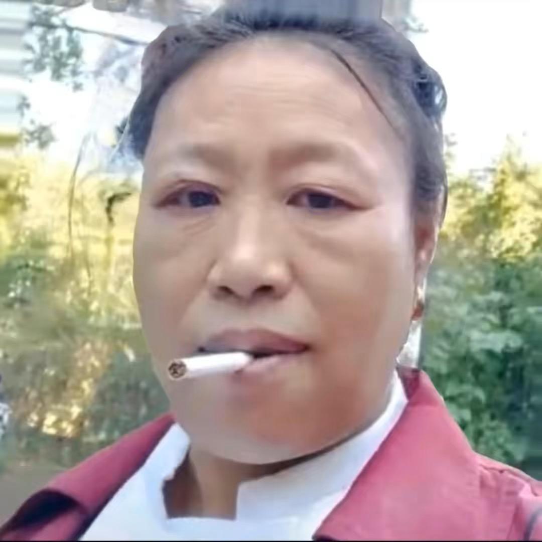尿尿有点黄女士