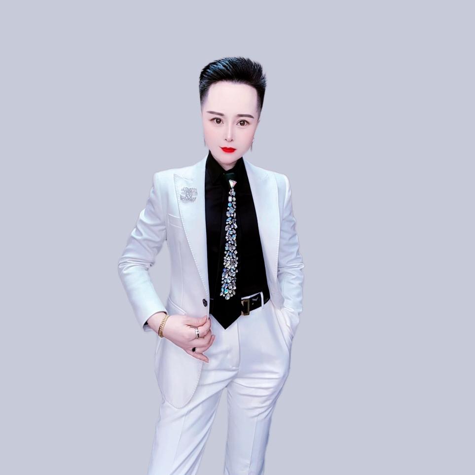 白衣哥轻奢女装高端西服
