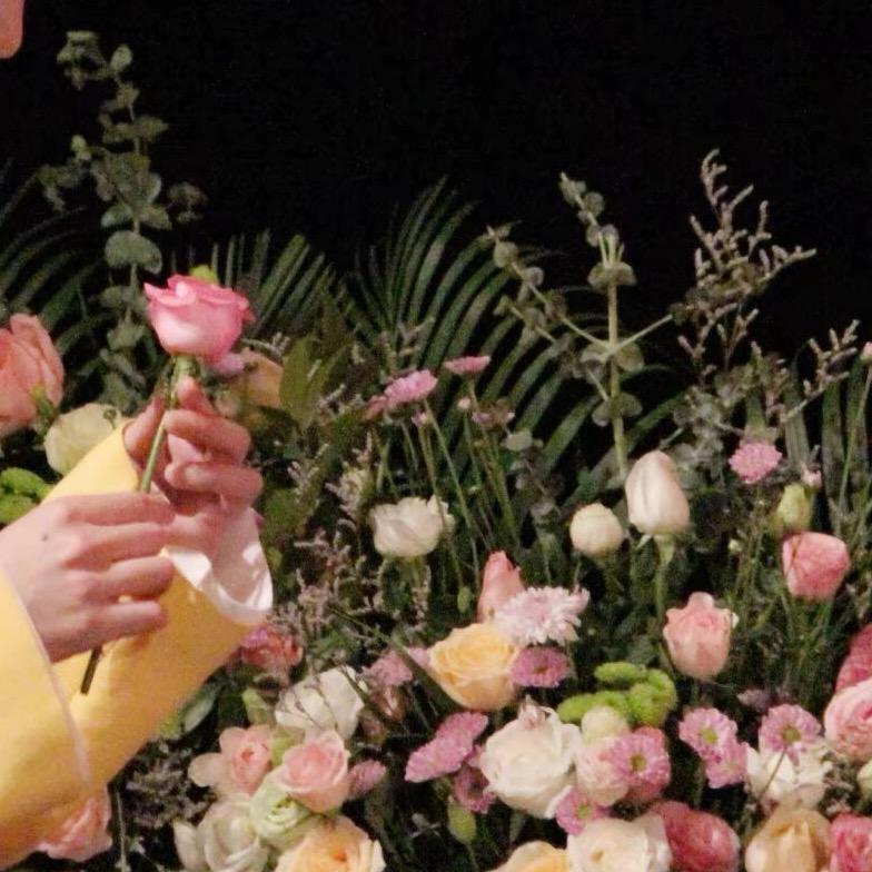 台上的花一个俩仨