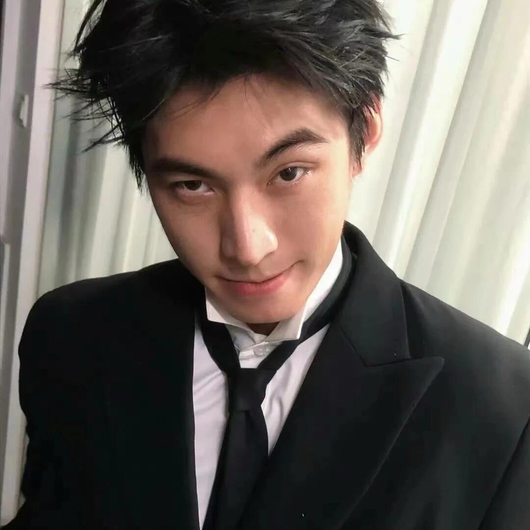 闲敲棋子落灯花