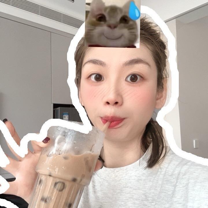 蔚蔚爱喝拿铁