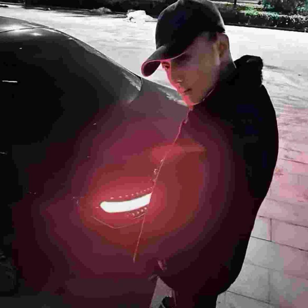 浪在玉树街头的男孩.