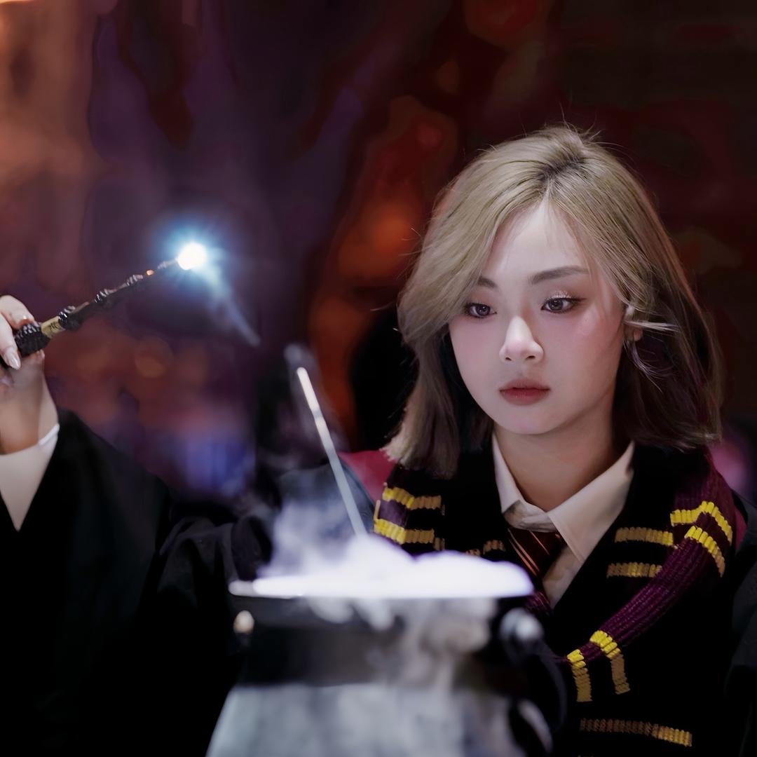 左左 joan lee