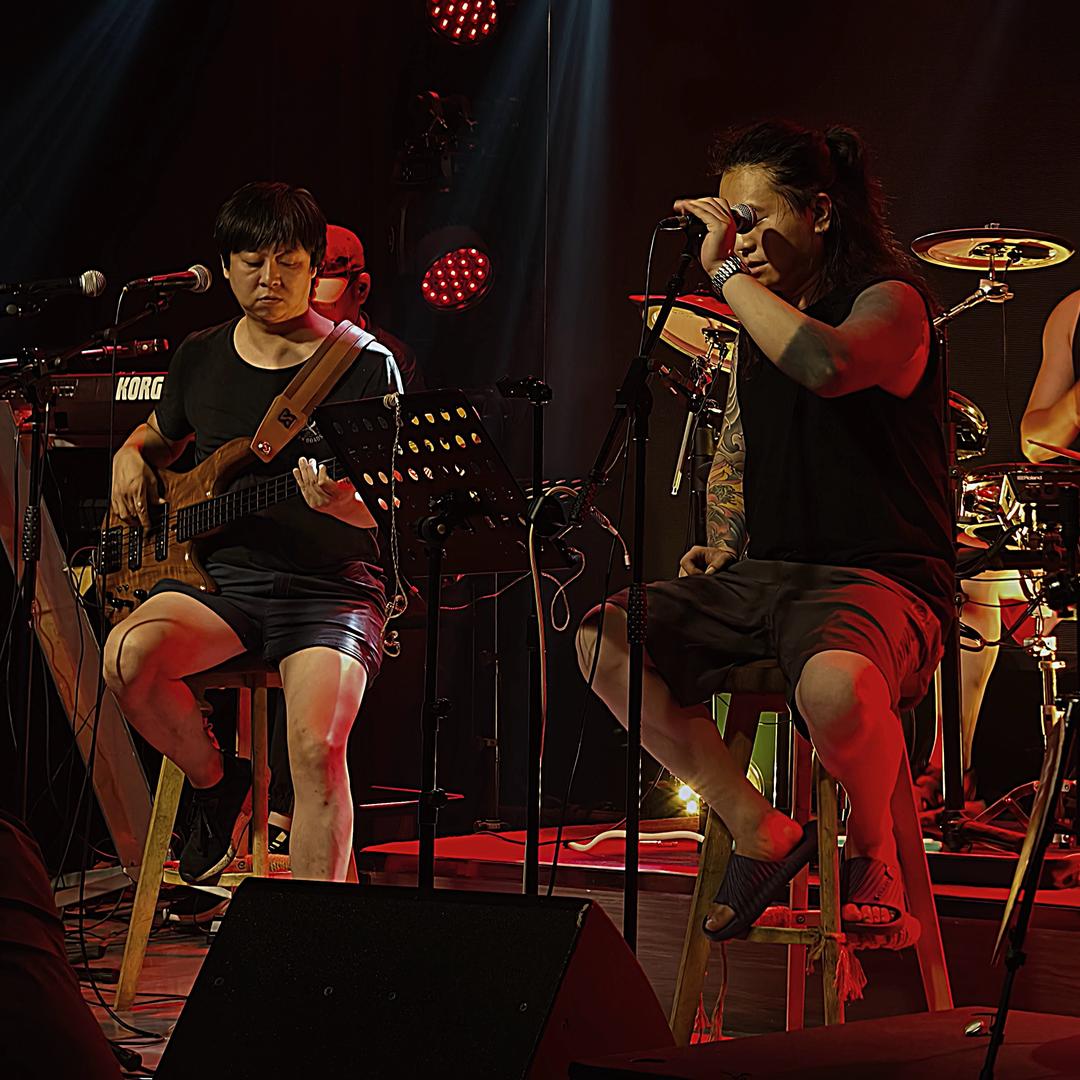 邓世雄🎸《那就听一首原地爆炸的歌儿吧》