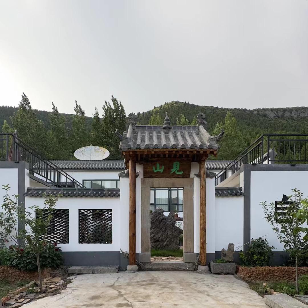 见山 ．范玉锋