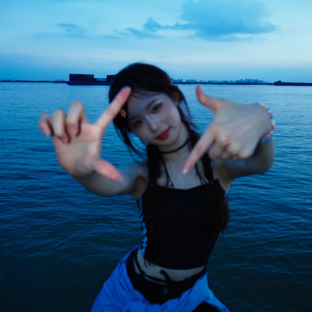 怡怡子大战哥斯拉