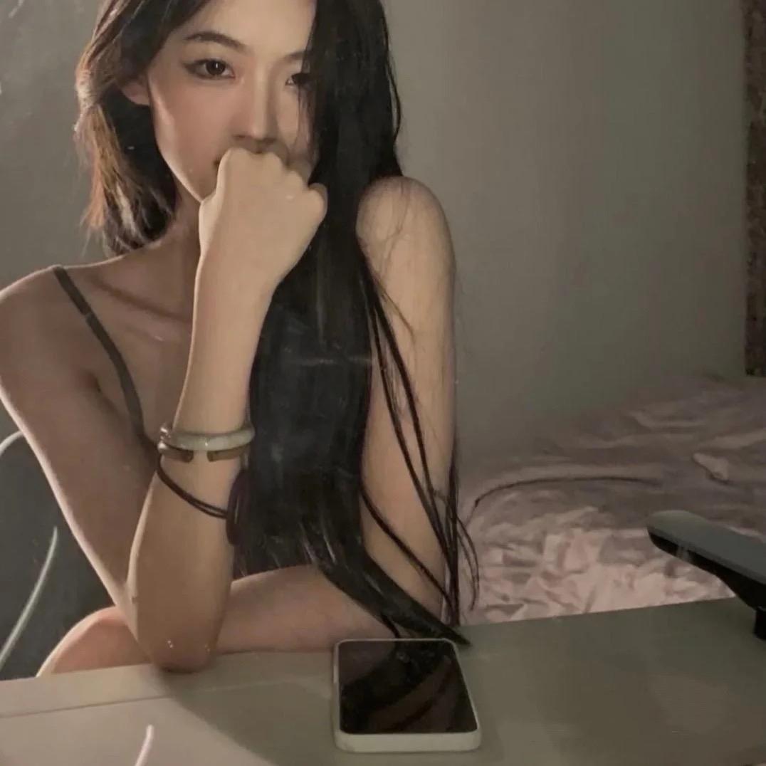 马晶.