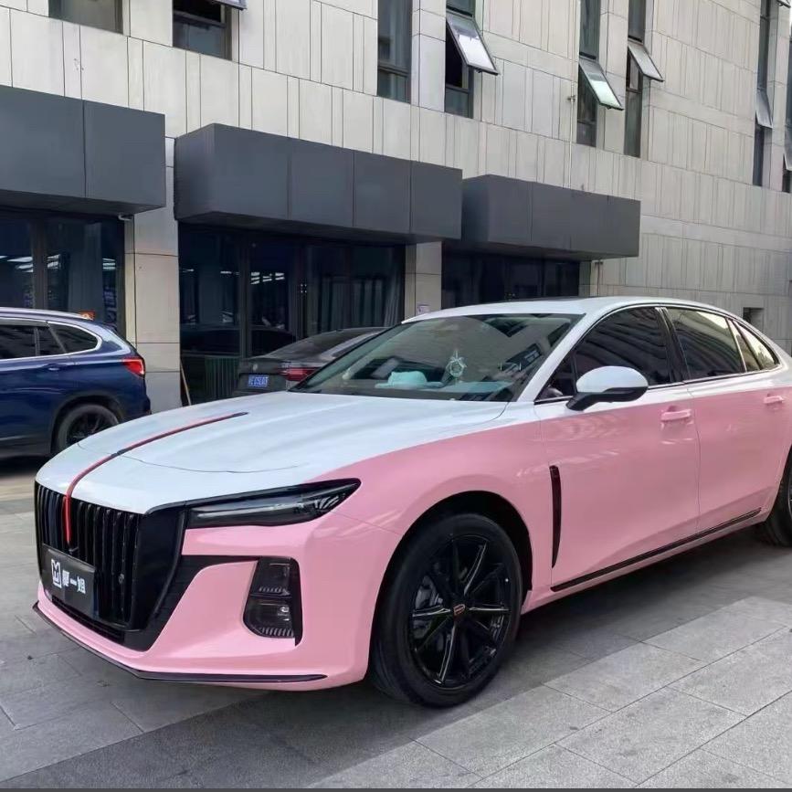 搂着猫咪的老鼠