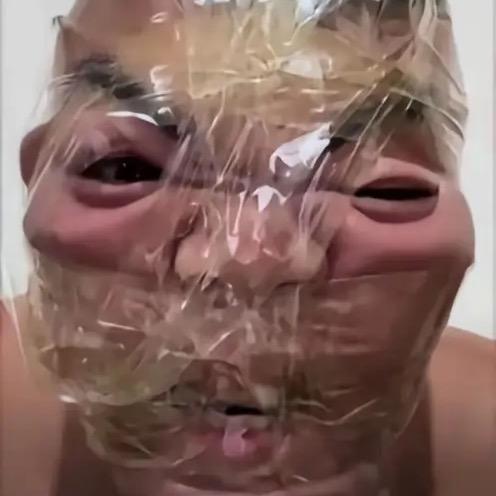 给光头卖梳子被踹飞一条腿变女生