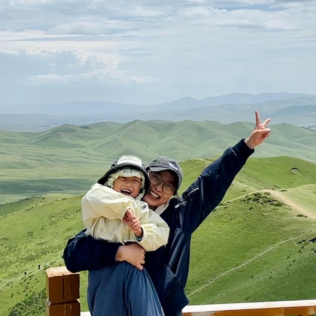 大花狗和小花猫住在一起