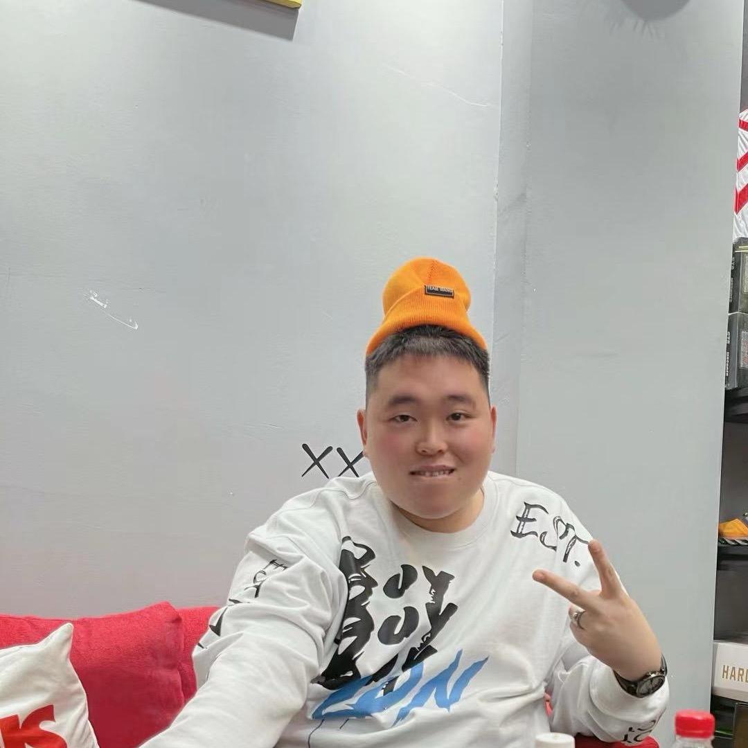 坐在巷口的那个胖子