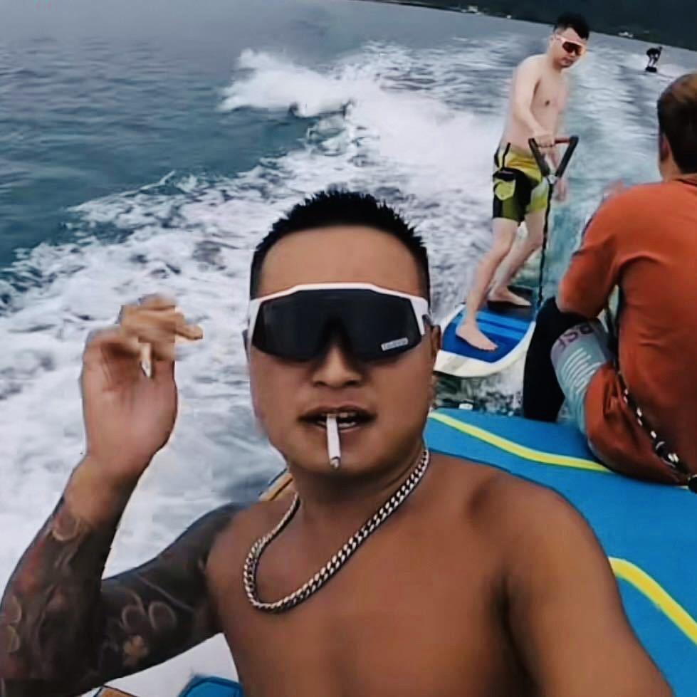 小李去冲浪 看灰机