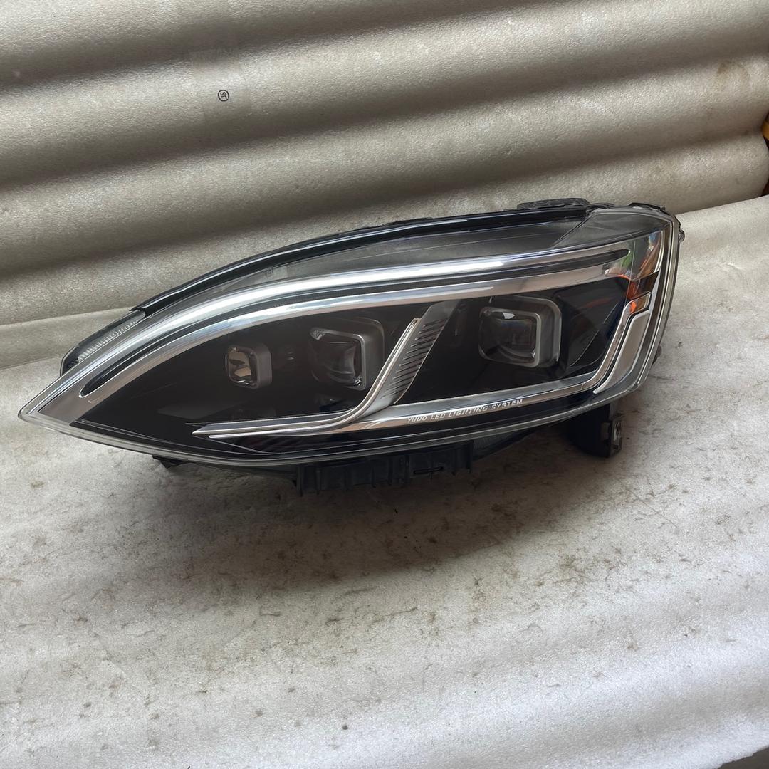 卖汽车灯具的小姐姐