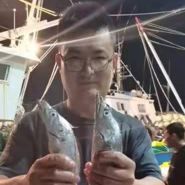 卖海鲜的小伙