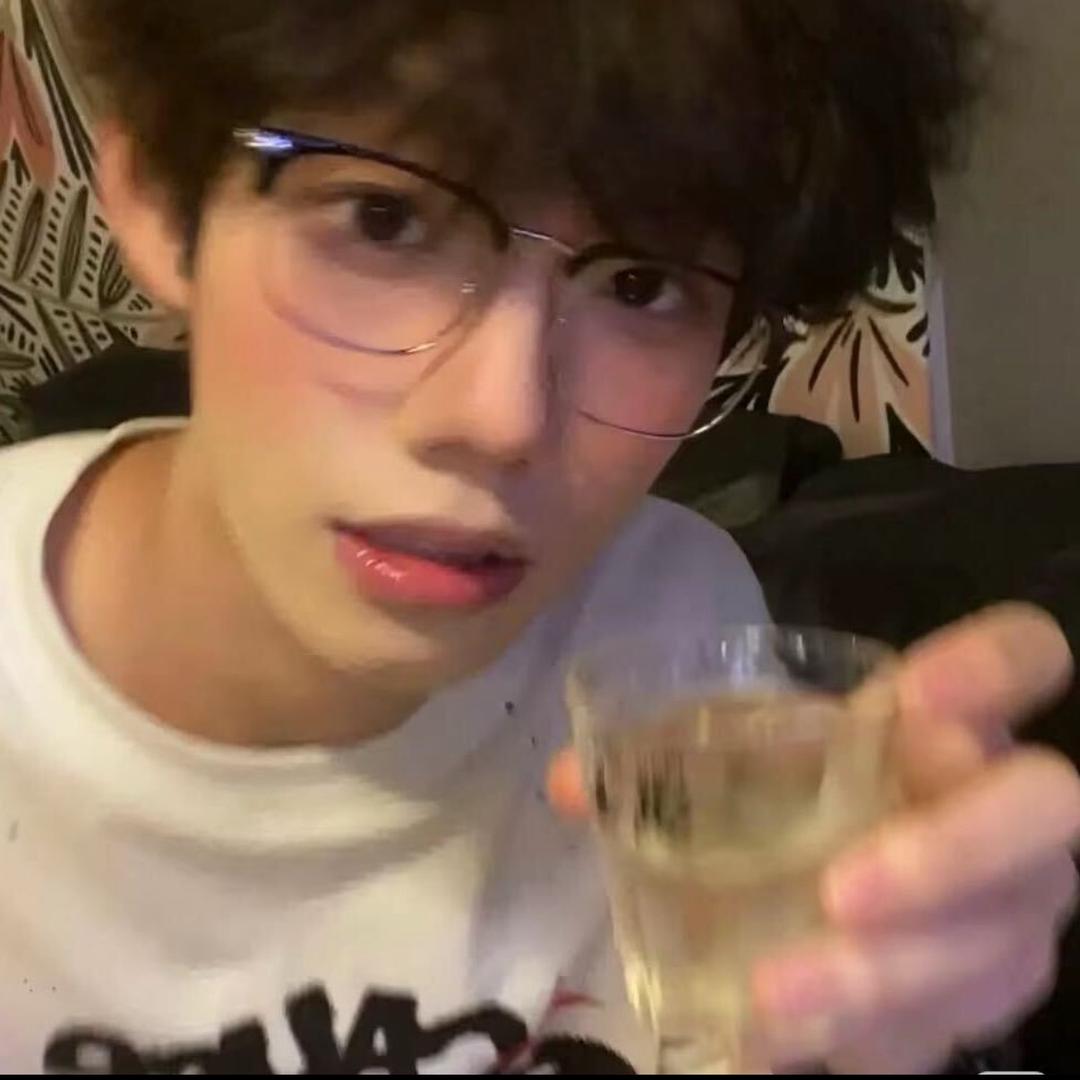 洛