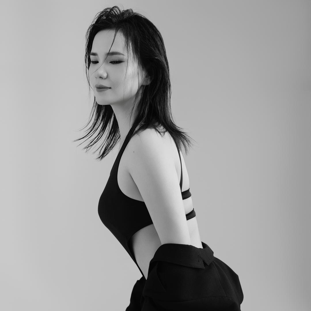 一本正经的小妖婧