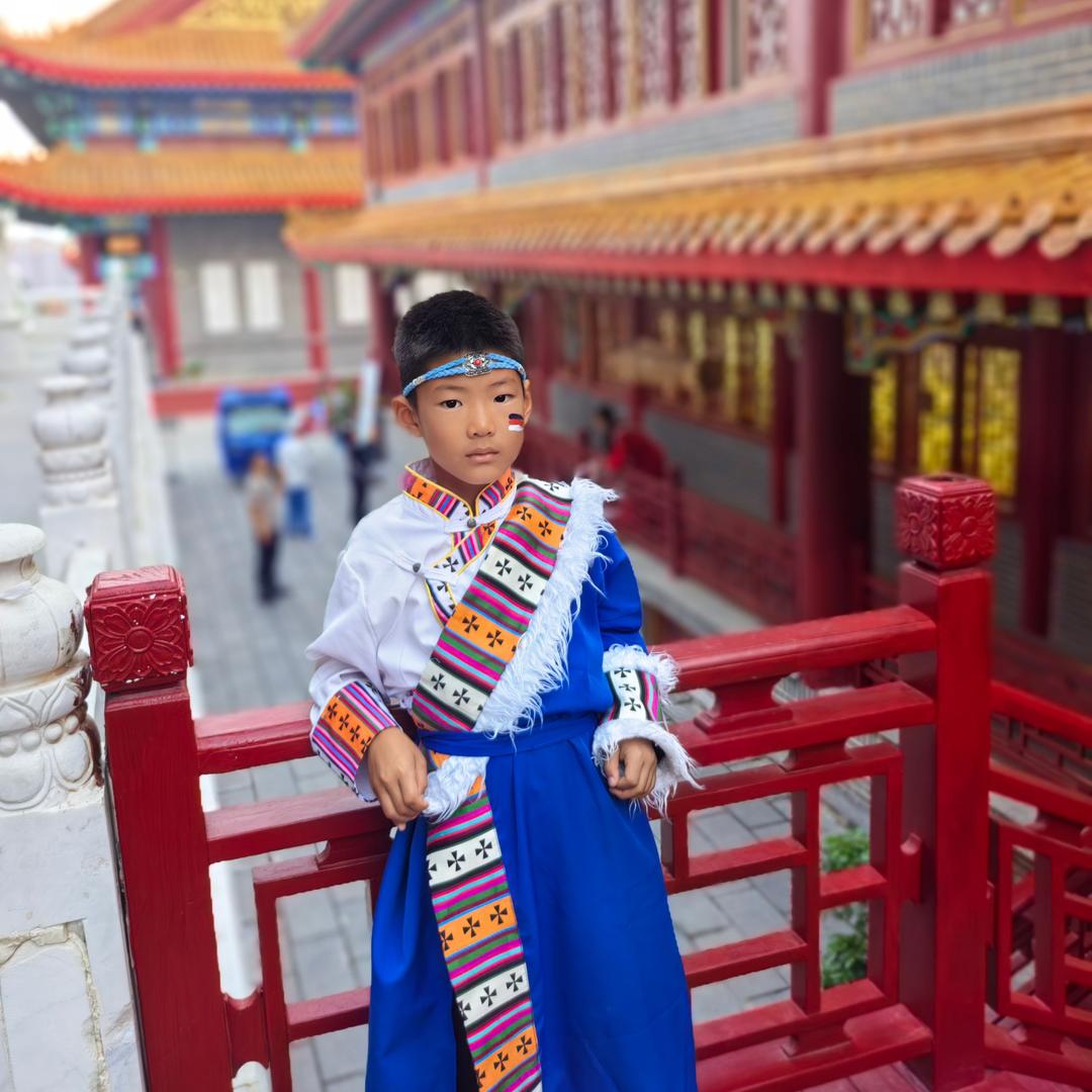 拉二胡的小男孩