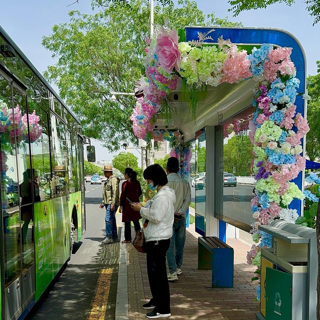 呼市公交候车亭老板