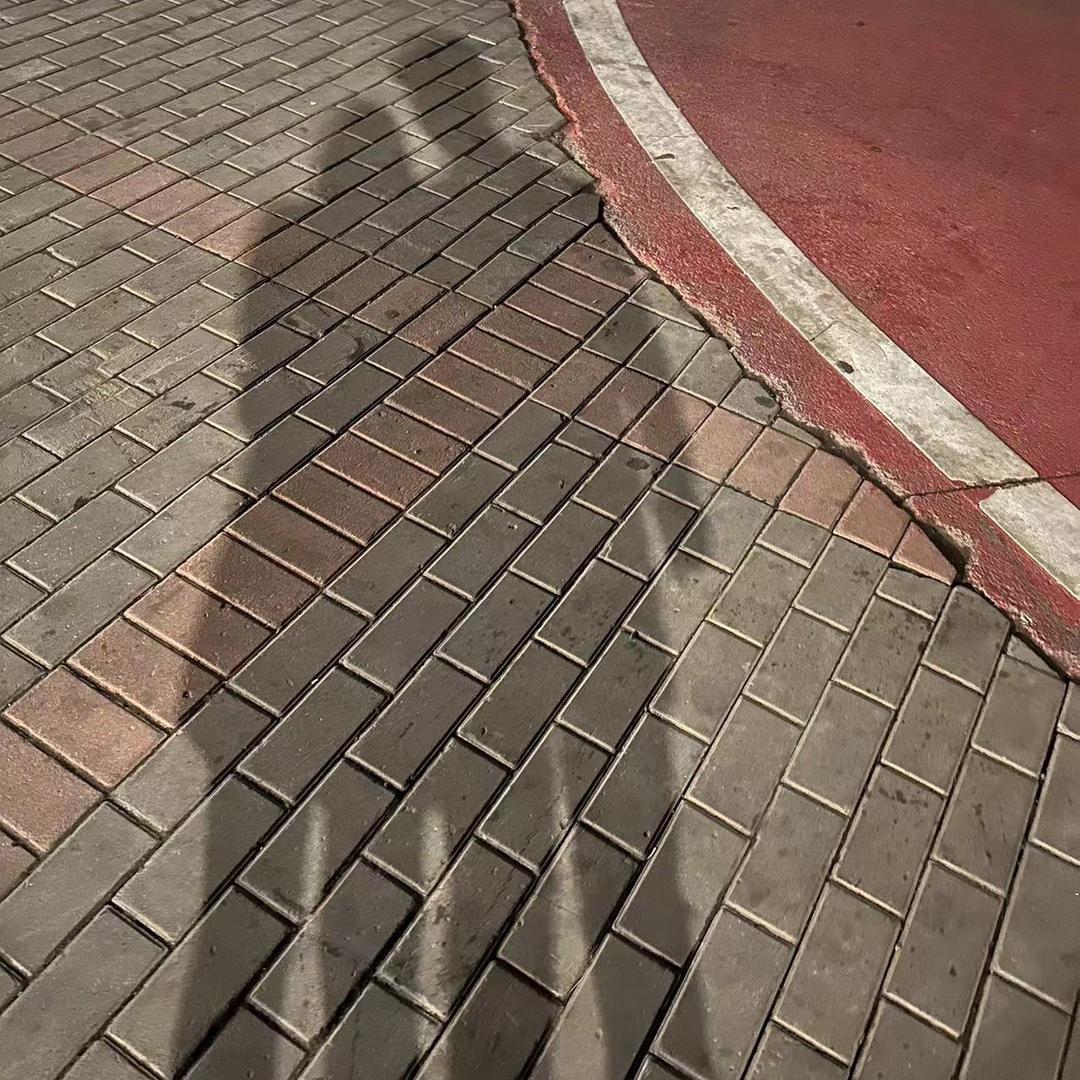 932