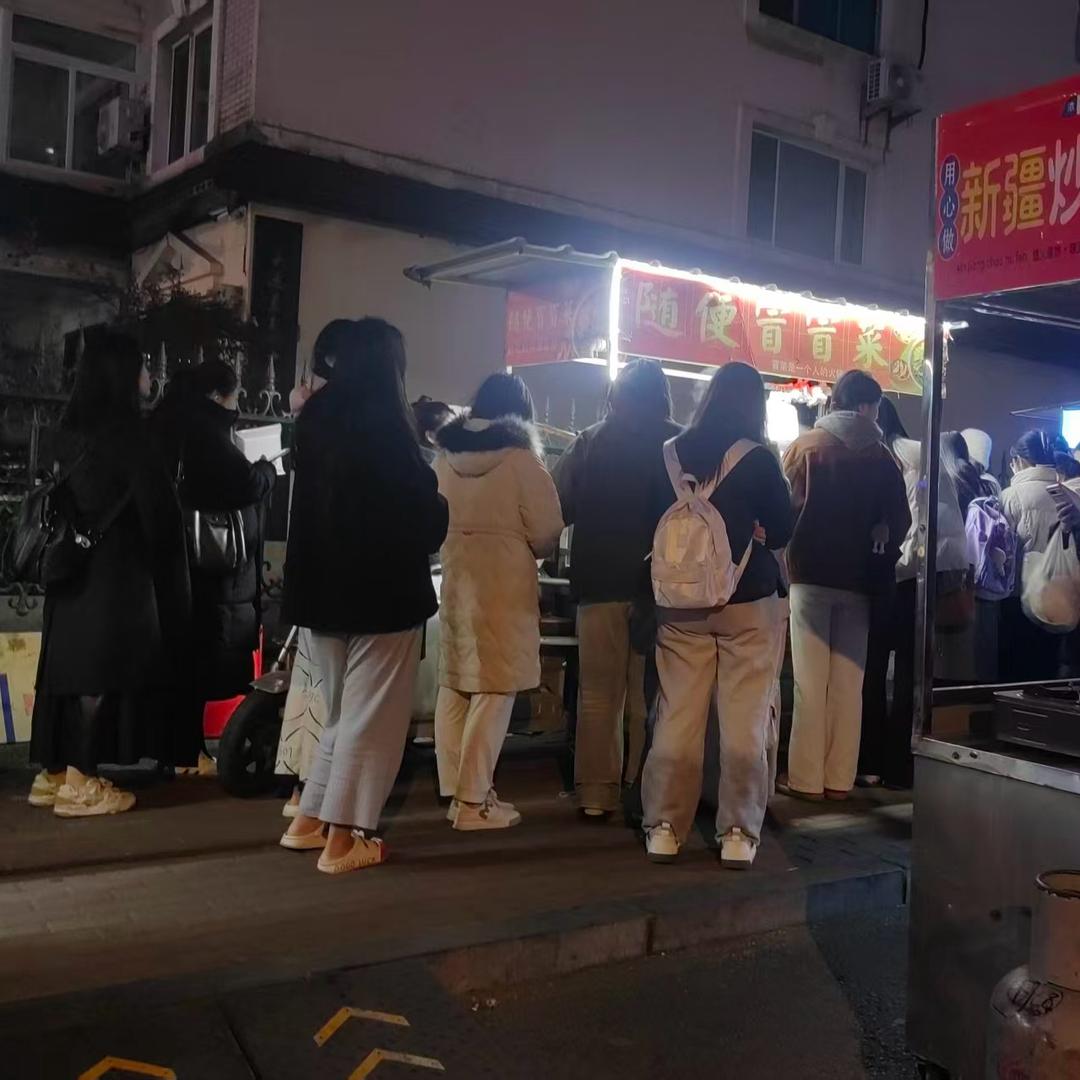 辽师十六舍冒菜哥