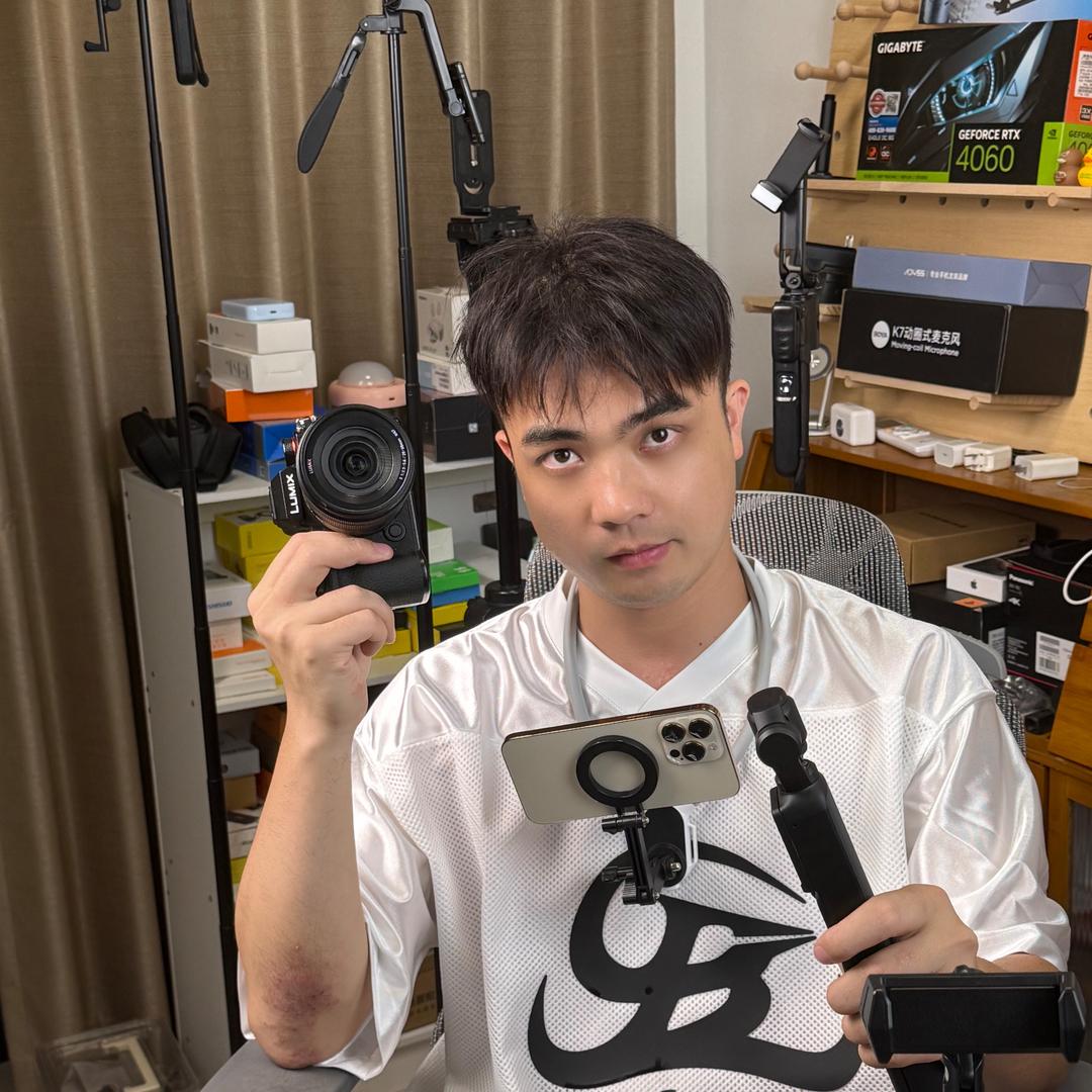 黄某旋数码支架