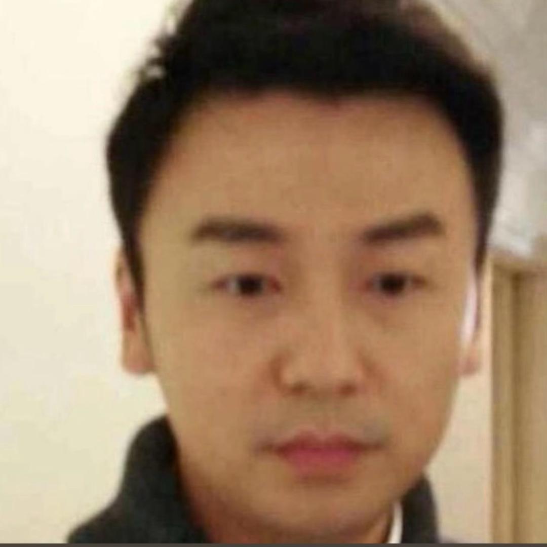 一朵风中摇曳的水仙花