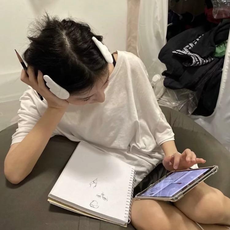 李静^