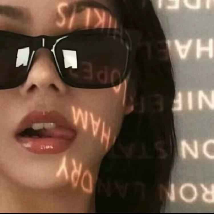 𝓸𝓫𝓼𝓮𝓼𝓼𝓲𝓸𝓷…