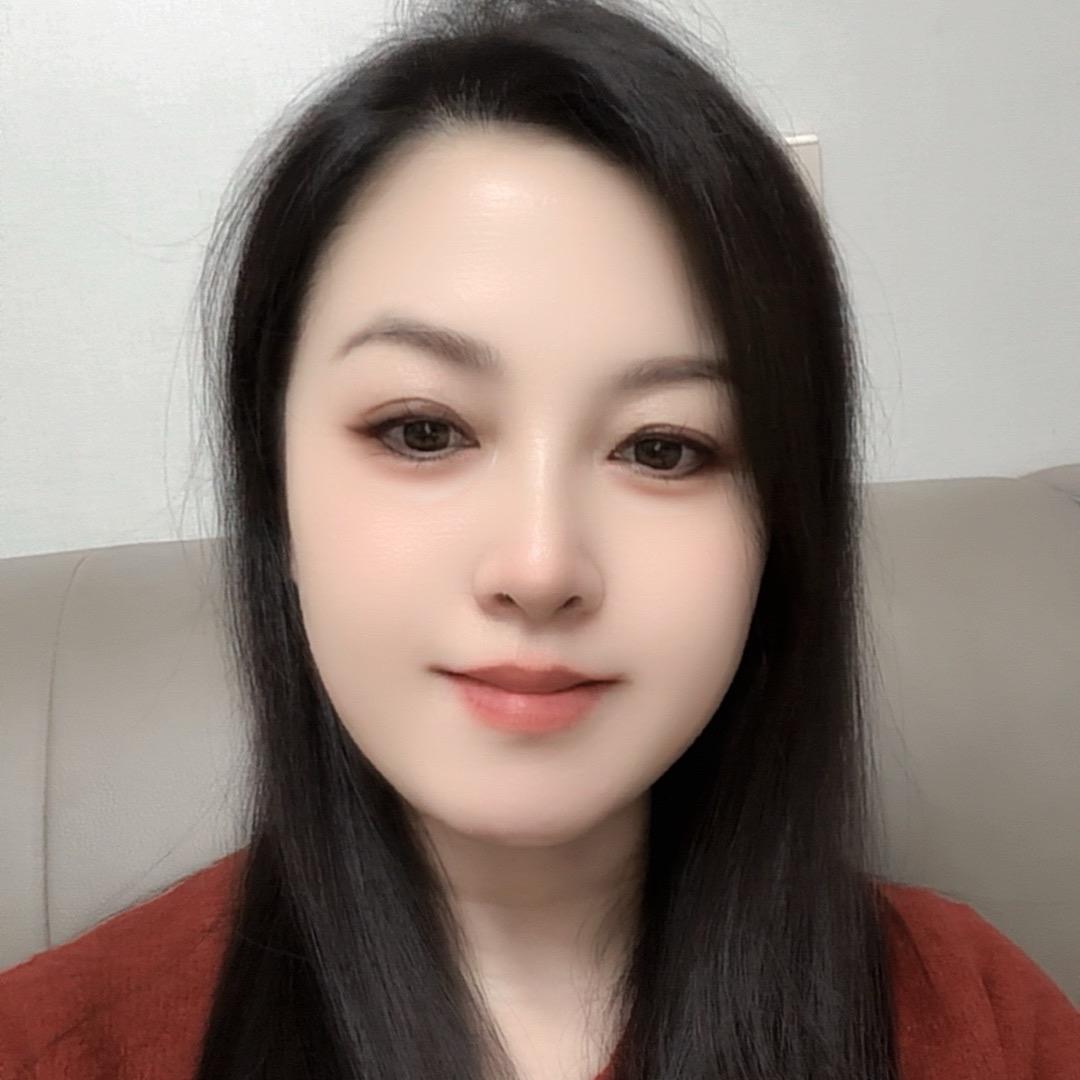 教化妆的菲菲