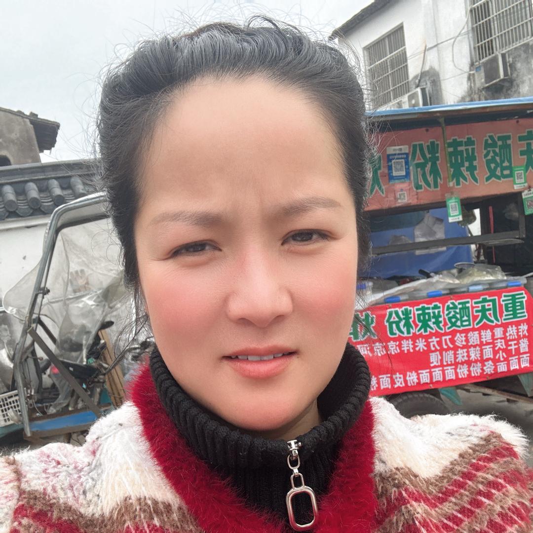 丽姐在做炸酱面