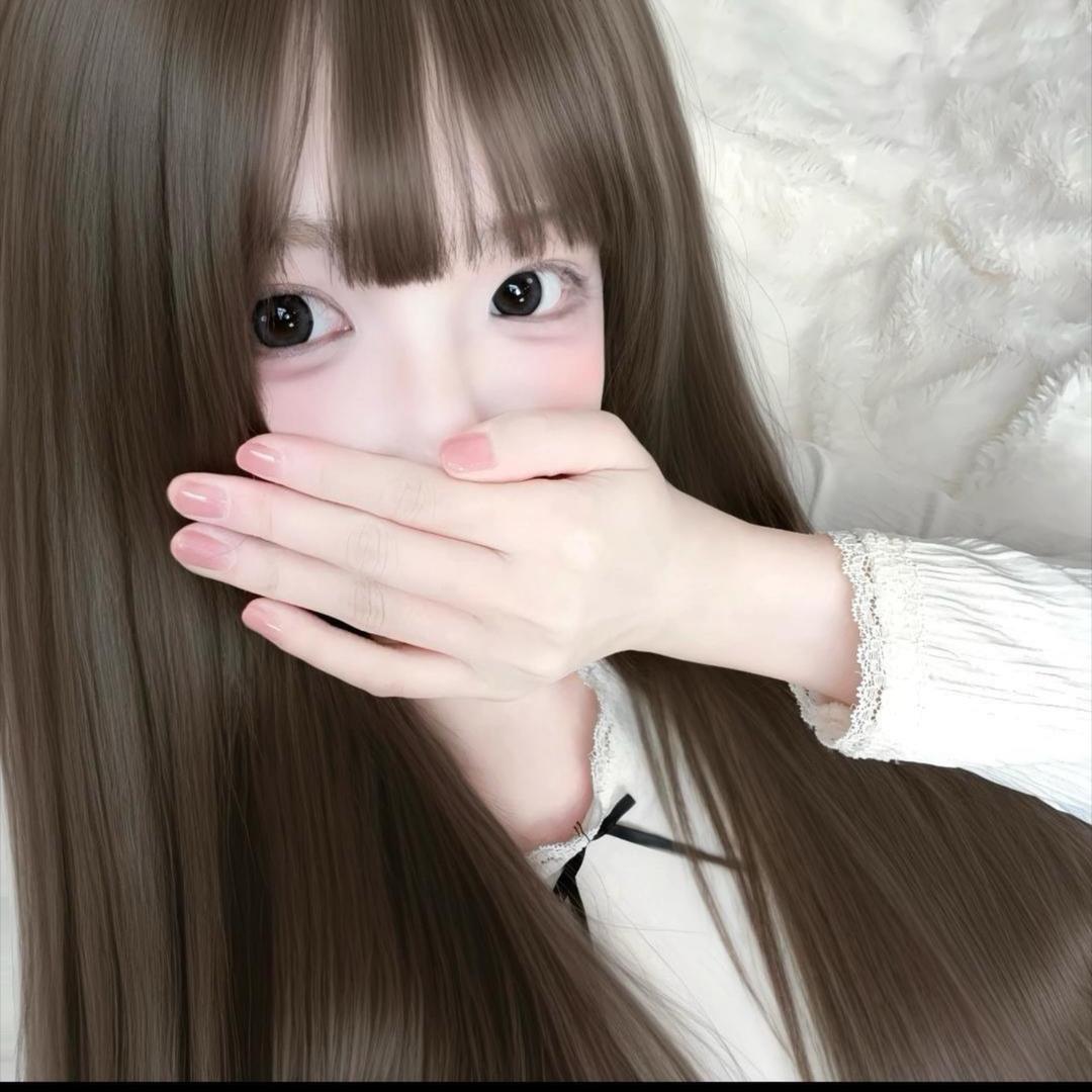 >_<