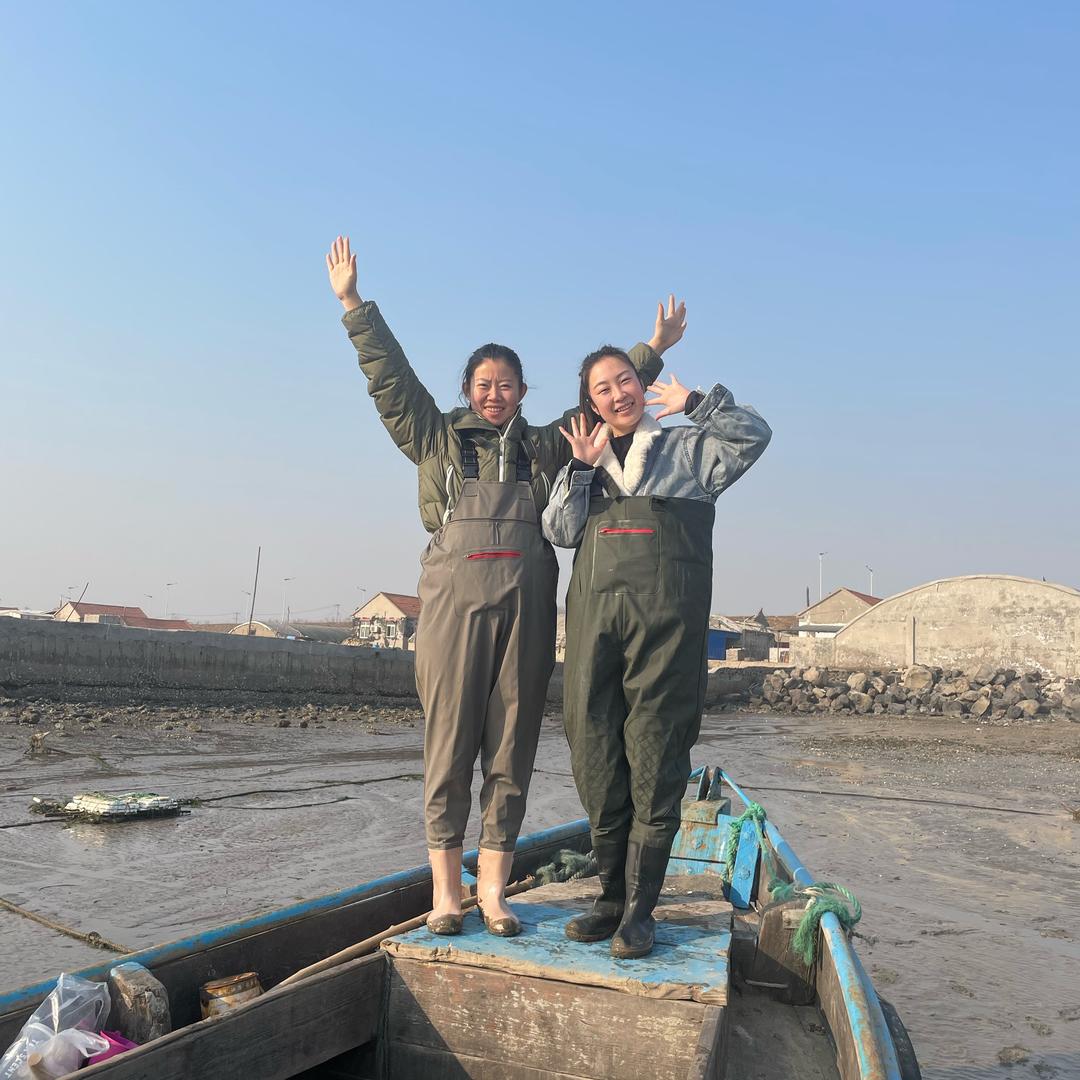 疯批妯娌俩的渔村生活