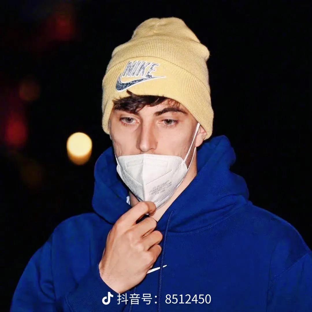 劉..
