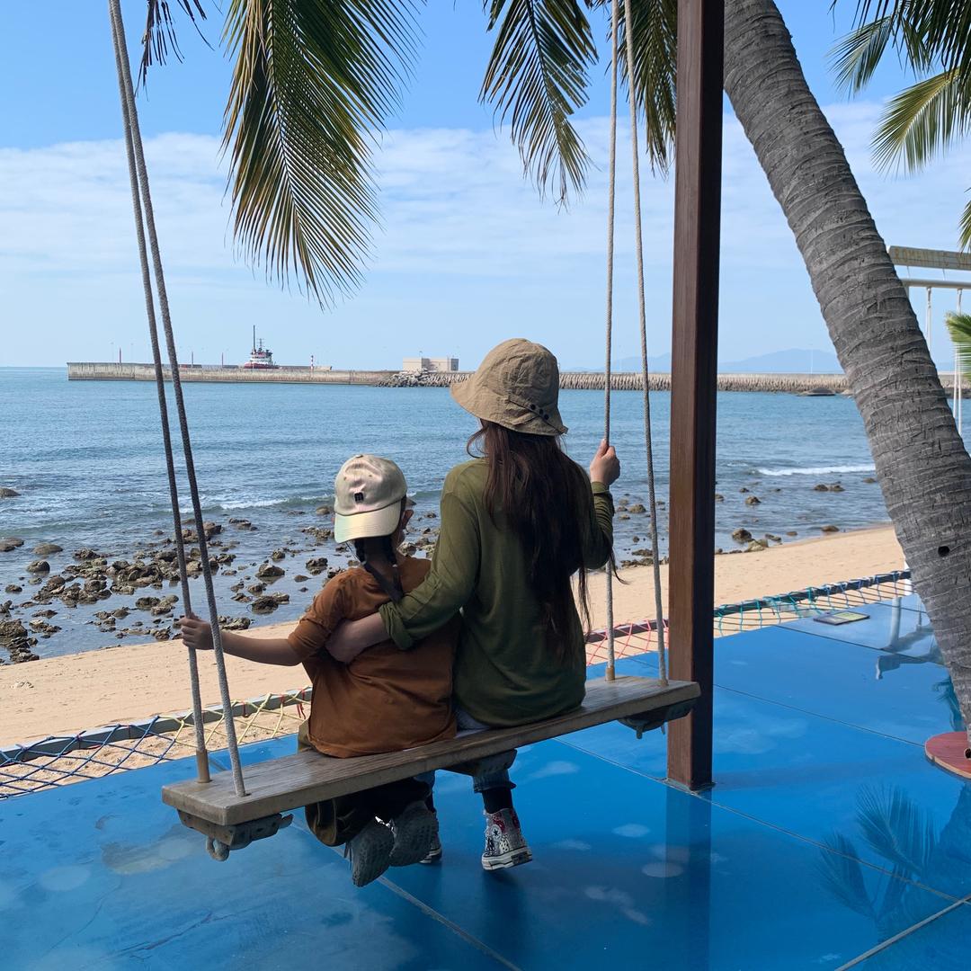 槿安读书（书在橱窗）