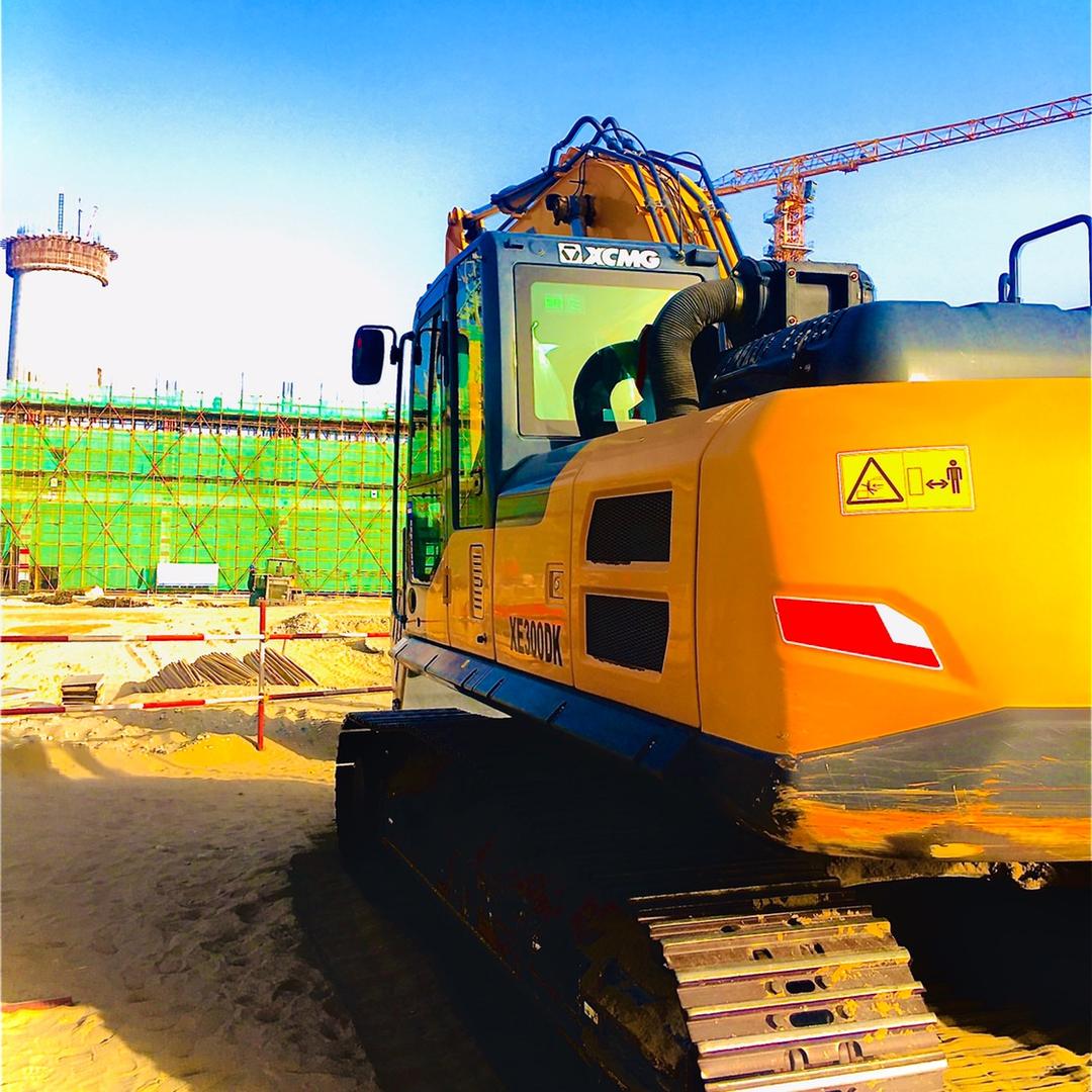 开挖掘机的小哥