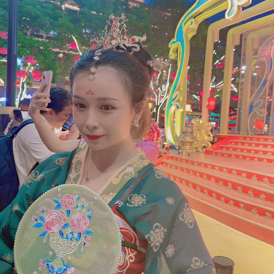 谭某某
