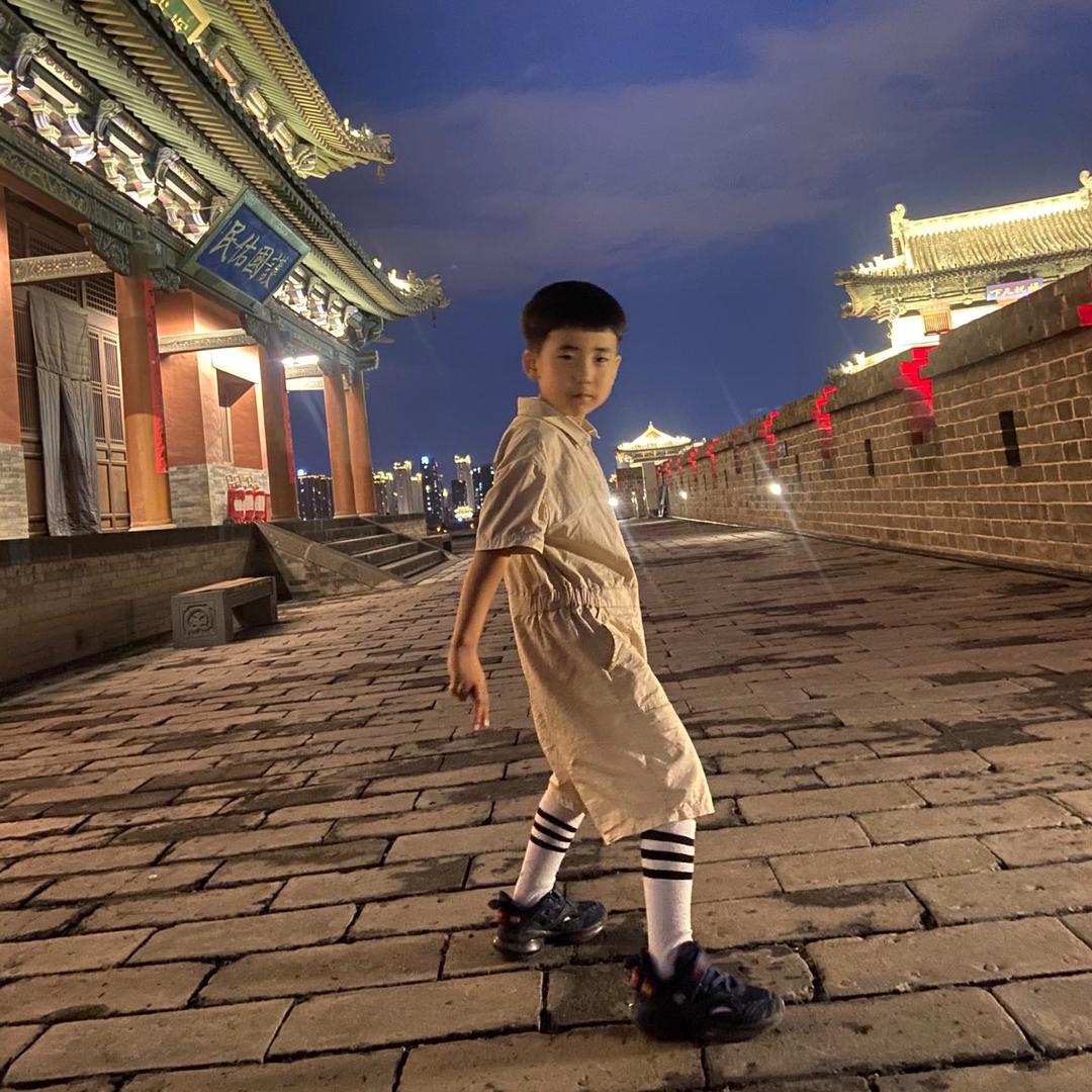 侯～子