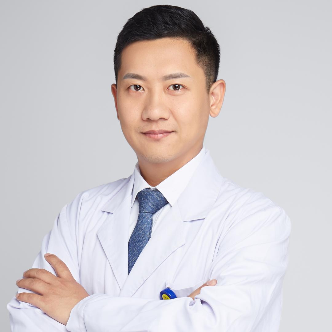 拿手术刀的周元医生
