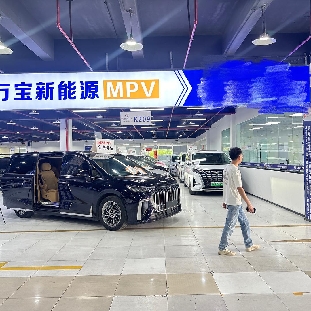 深圳万宝新能源MPV商务车