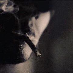 指尖徘徊烟草味