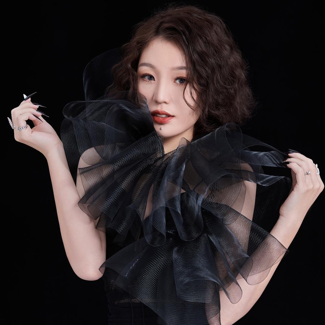 陈丽妃（杯中酒影）