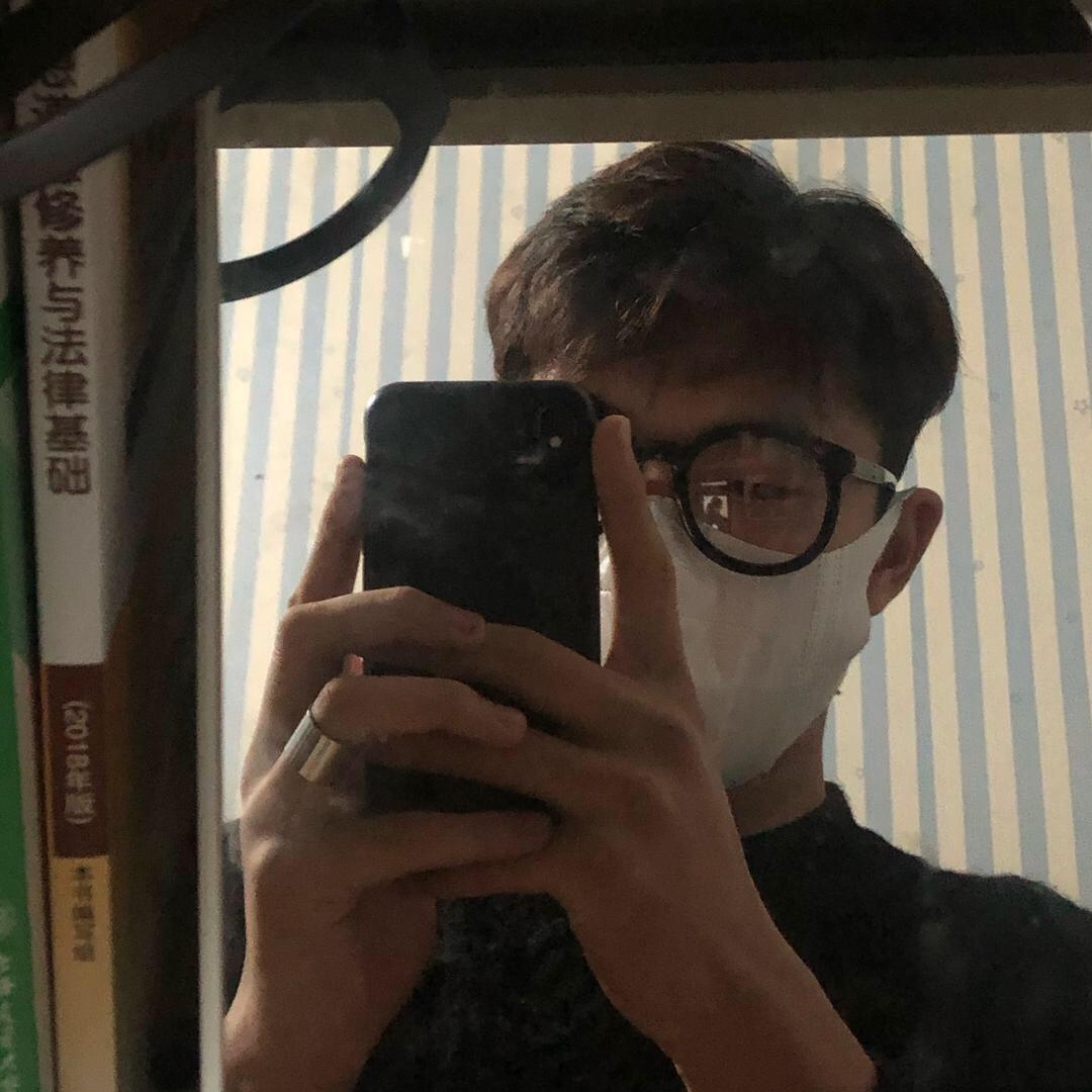 逛操场的小黄