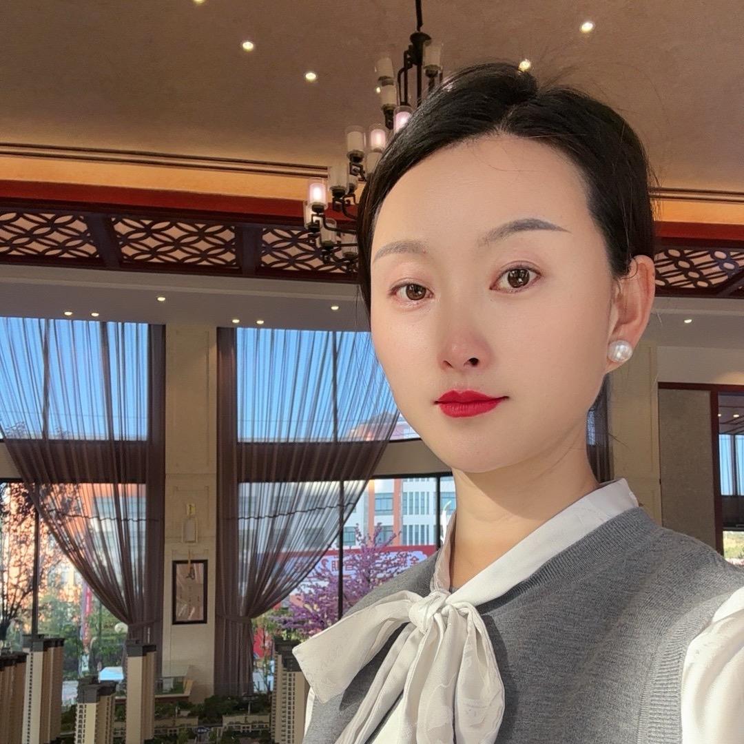公园里售楼小姐姐