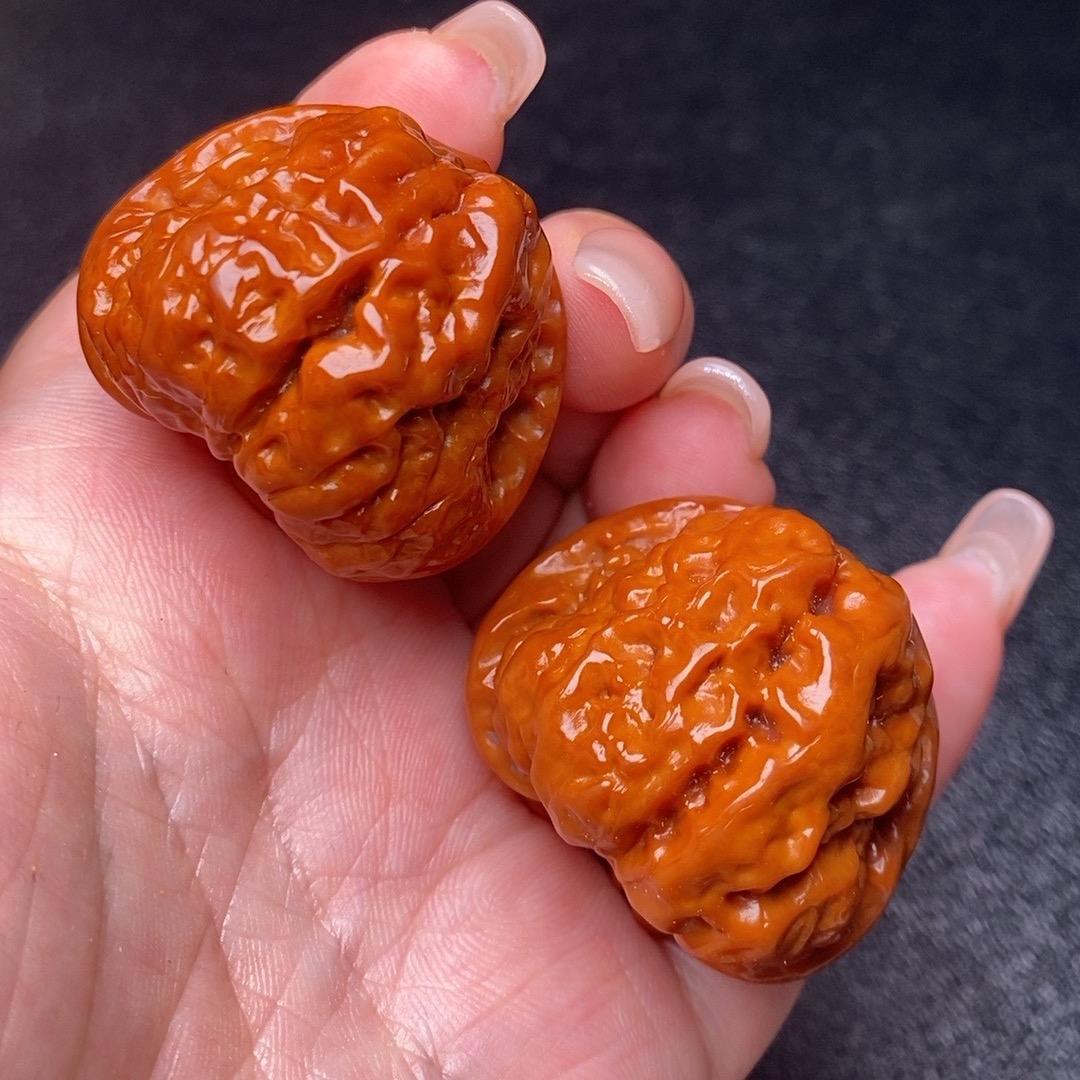 盘对文玩核桃