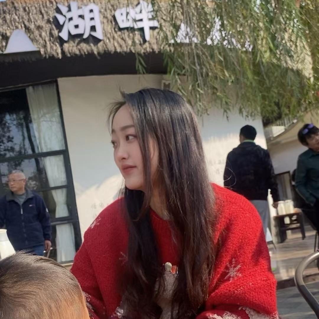 努力的🐷️~zZ女孩