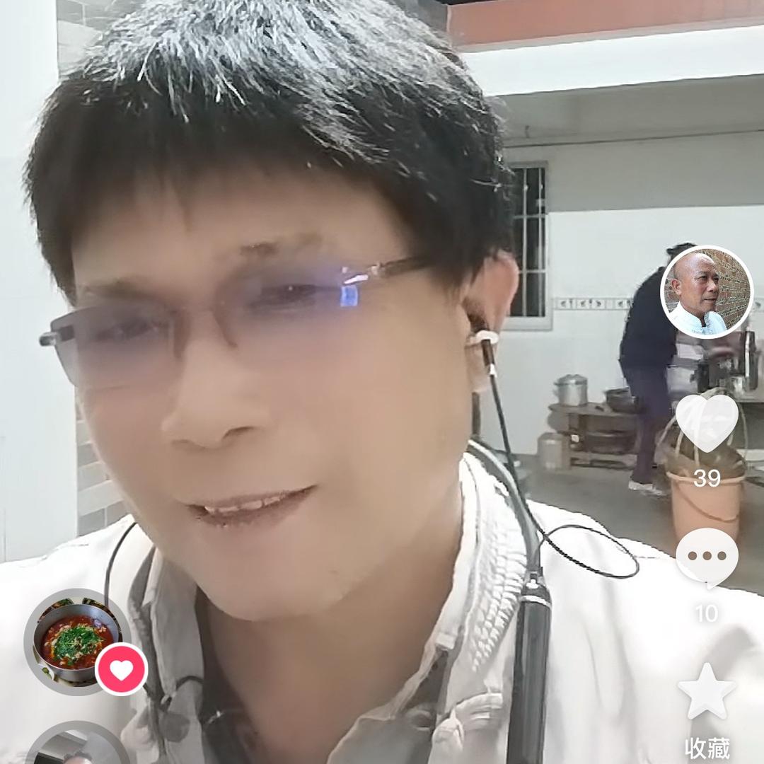 桂平笑口常开学唱歌