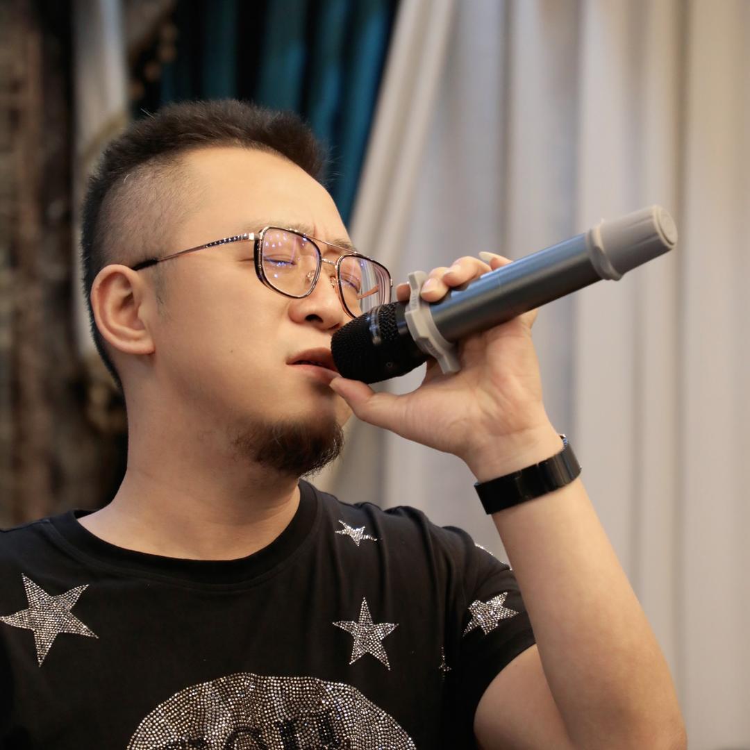 爱唱歌的眼镜哥