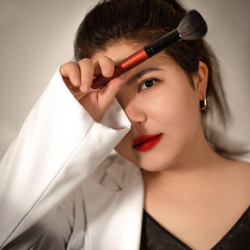 爱化妆的猪坚强，💄