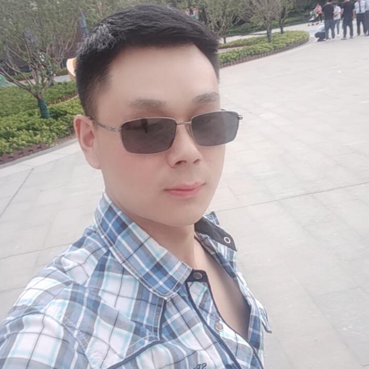 拿着皮锤敲着玩