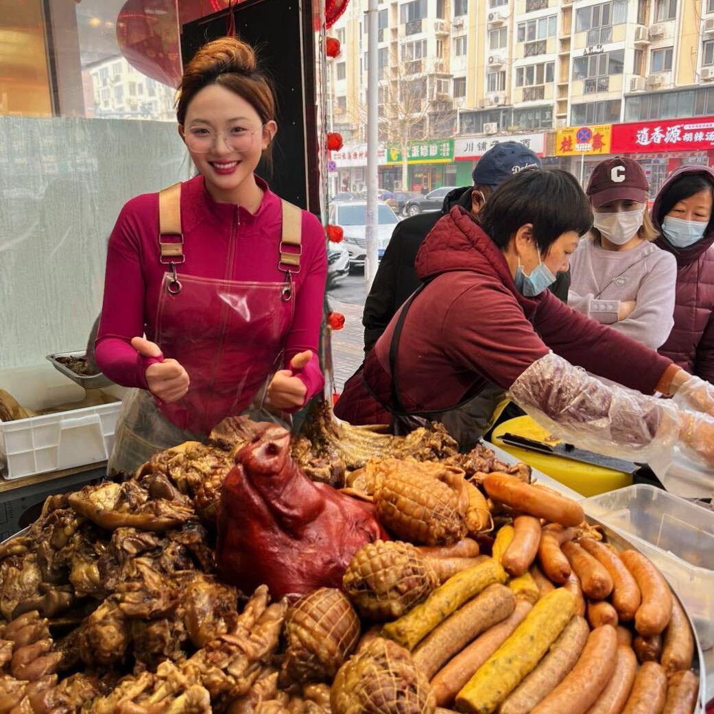 鹿鹿认真做卤肉